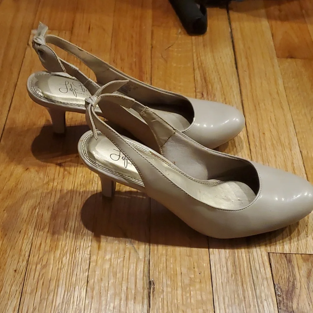 Beige heels with bow